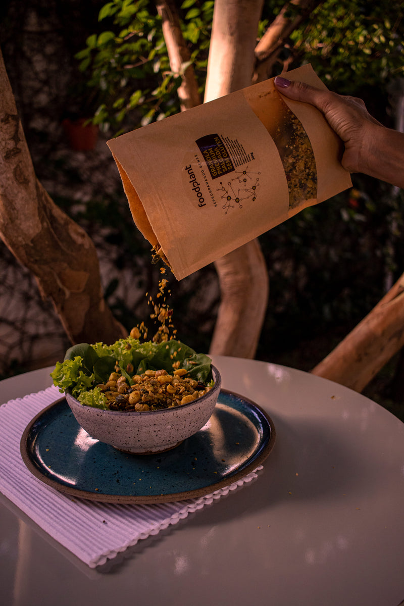 Granola Premium Salgada da Food Plant, feita com sementes, ervas aromáticas e especiarias naturais, rica em fibras e proteínas, perfeita para uma alimentação saudável e saborosa.